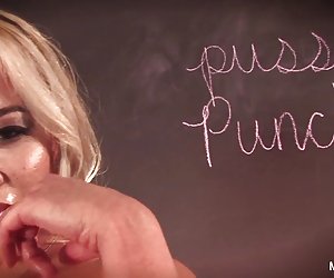 Hot blonde asiatiske, mia fingrene fitte på lærer &amp; s pulten