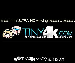 4 k tiny4k - lille tenåringer emma og ava dele en stor kuk