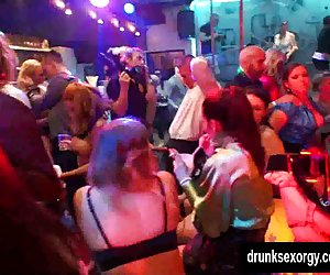 Bi club babes har offentlig sex orgie