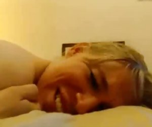 Kone og mann i seng som en tispe