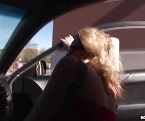 Blonde hooker knuller hardt for pengene