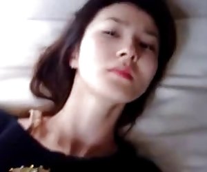En asiatisk jente gir en fantastisk blowjob